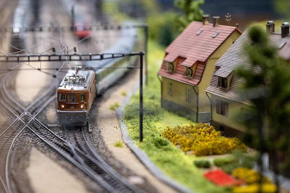 Präzise gefertigte Modellzüge rollen durch eine authentische Kulisse.