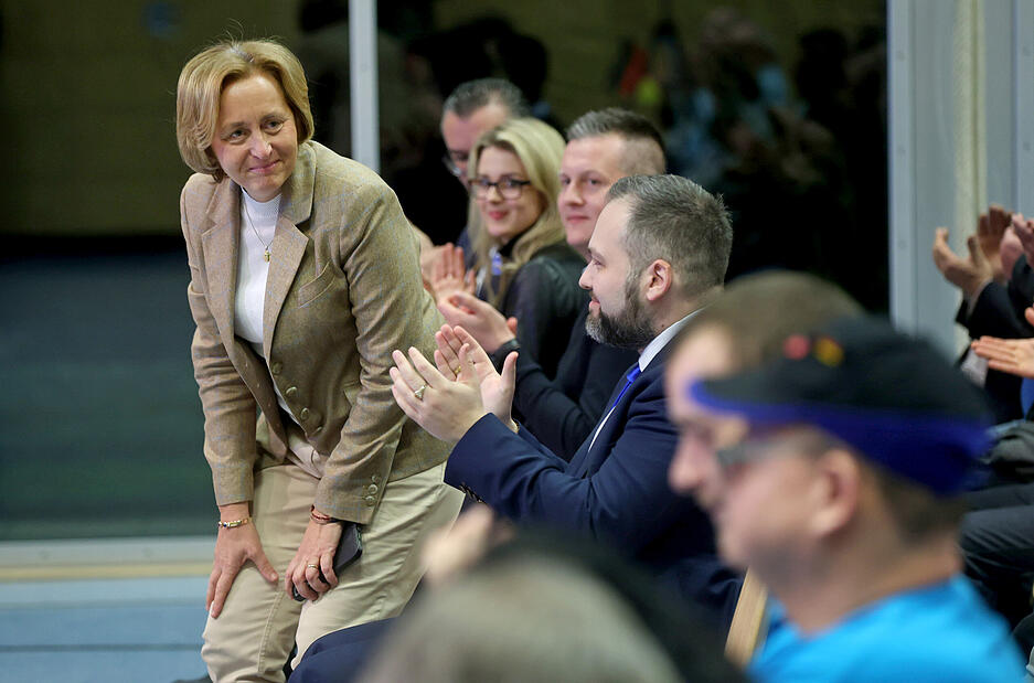 Beatrix von Storch (links) spricht zu AfD-Anh&auml;ngern &uuml;ber politische Themen.