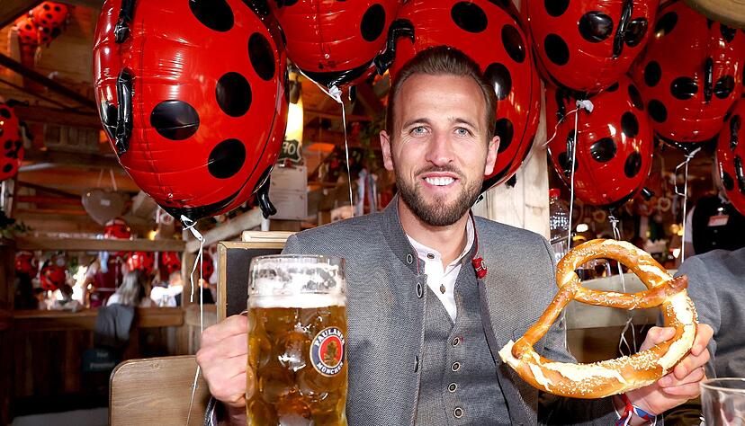 Bayern-Star Harry Kane genießt das Oktoberfest.