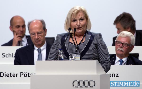 Ursula Piech stellt sich bei der Hauptversammlung der Audi AG in Neckarsulm den Aktionären vor, hinter ihr sitzen Audi-Betriebsrat Jörg Schlagbauer (von links), VW-Vorstandsmitglied Dieter Pötsch, Betriebsrat Helmut Späth und der Inhaber der ASB Unternehmensgruppe Helmut Aurenz. Ursula Piech stellt sich bei der Hauptversammlung der Audi AG in Neckarsulm den Aktionären vor, hinter ihr sitzen Audi-Betriebsrat Jörg Schlagbauer (von links), VW-Vorstandsmitglied Dieter Pötsch, Betriebsrat Helmut Späth und der Inhaber der ASB Unternehmensgruppe Helmut Aurenz.