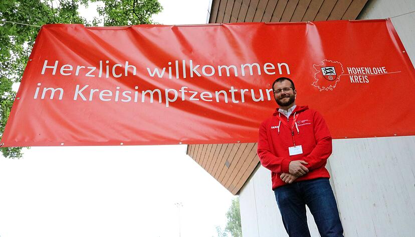 Mike Weise leitet das Impfzentrum in Öhringen und sagt: "1200 Impfungen pro Tag: Das ist eine gute Grenze." Derzeit sind dort rund 100 Mitarbeiter im Einsatz. 
Foto: Ralf Reichert