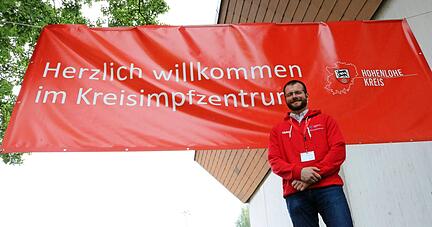 Mike Weise leitet das Impfzentrum in Öhringen und sagt: "1200 Impfungen pro Tag: Das ist eine gute Grenze." Derzeit sind dort rund 100 Mitarbeiter im Einsatz. 
Foto: Ralf Reichert