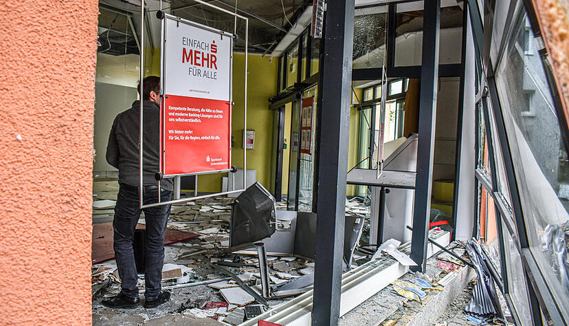 Explosion eines Geldautomaten an einer Sparkasse in Kupferzell. Explosion eines Geldautomaten an einer Sparkasse in Kupferzell.