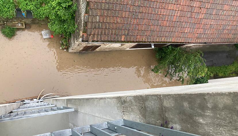 Diese Bild bot sich dem Ehepaar am Morgen danach beim Blick aus dem Fenster.