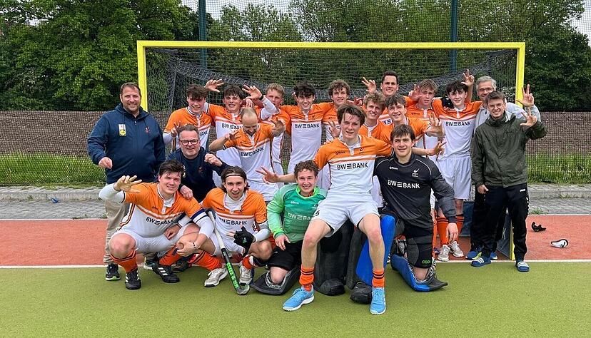 Drei Tore f&uuml;r drei Z&auml;hler und drei Finger: Das Heilbronner M&auml;nnerteam nach dem 3:2-Heimsieg gegen den TSV Gr&uuml;nwald.