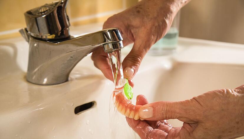 Zahnpasta ist tabu: Für Zahnprothesen lieber Reinigungspasten oder Seife verwenden. Zahnpasta ist tabu: Für Zahnprothesen lieber Reinigungspasten oder Seife verwenden.