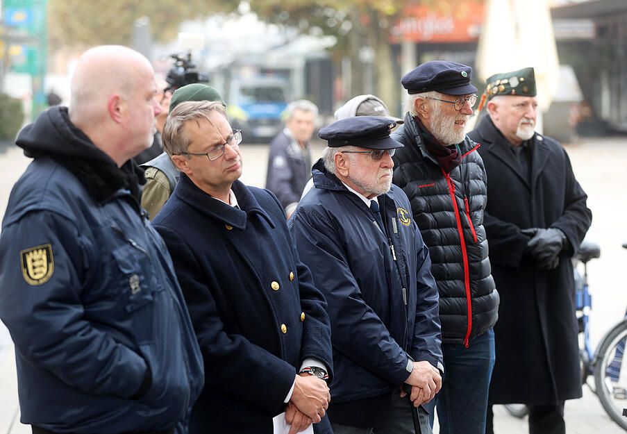 Bürgerinnen und Bürger versammeln sich zum Andenken an die Opfer vergangener Kriege. Bürgerinnen und Bürger versammeln sich zum Andenken an die Opfer vergangener Kriege.