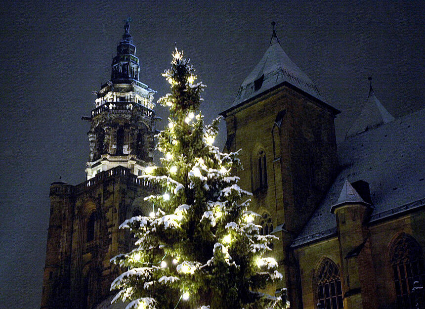 Auch Heilbronn wurde 2001 weiß gepudert. Der Weihnachtsbaum auf dem Kiliansplatz erhielt eine Schnee-Mütze.