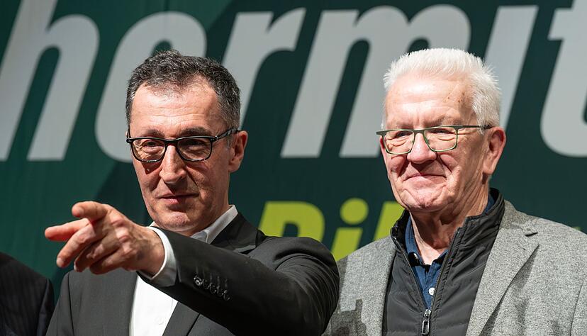 Özdemir (r.). möchte in Kretschmanns (l.). Fußstapfen treten. Özdemir (r.). möchte in Kretschmanns (l.). Fußstapfen treten.