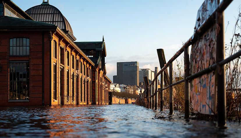 Die erste Sturmflut des Jahres wurde am Fischmarkt in Hamburg gemessen. Die erste Sturmflut des Jahres wurde am Fischmarkt in Hamburg gemessen.