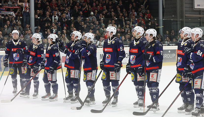 Nach der Partie erhielten die Falken den Pokal für die Meisterschaft in der Südstaffel der Oberliga. Nach der Partie erhielten die Falken den Pokal für die Meisterschaft in der Südstaffel der Oberliga.