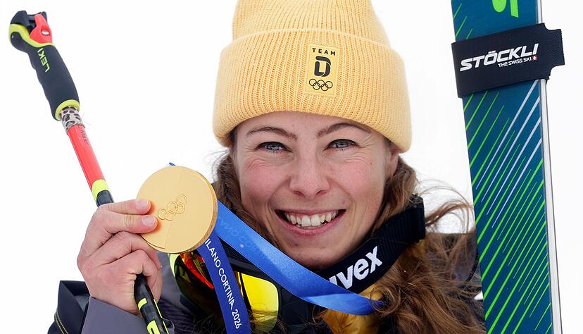 Daniela Maier jubelt &uuml;ber Gold im Ski Cross