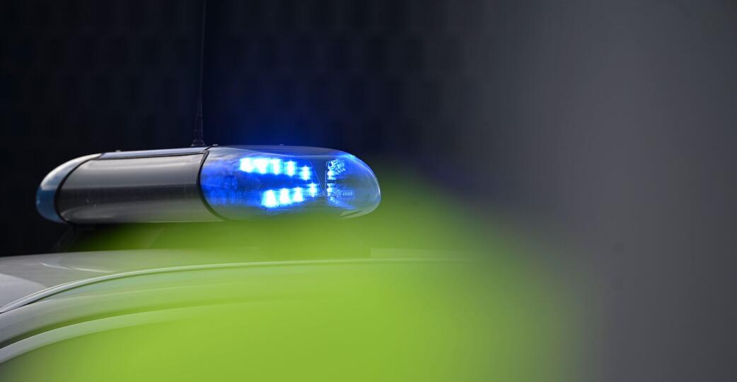 Unbekannte haben zwei Fahrscheinpr&uuml;fer in Pforzheim attackiert. (Symbolbild)