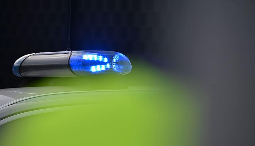 Unbekannte haben zwei Fahrscheinpr&uuml;fer in Pforzheim attackiert. (Symbolbild)