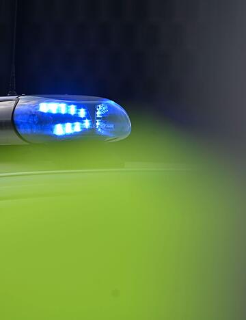 Unbekannte haben zwei Fahrscheinpr&uuml;fer in Pforzheim attackiert. (Symbolbild)