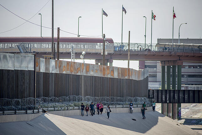 ARCHIV - 25.07.2019, Mexiko, Ciudad Juárez: Eine Gruppe mittelamerikanischer Migranten geht am Grenzzaun zu den USA, bevor sie von Grenzsoldaten verhaftet werden. Die USA und Guatemala haben ein Abkommen unterzeichnet, mit dem die Migration an der US-Südgrenze begrenzt werden soll. Nach dem Abkommen könnten alle Asylsuchenden, die auf dem Weg in die USA Guatemala betreten haben, an der US-Grenze abgewiesen werden. Das könnte insbesondere Menschen aus Honduras und El Salvador betreffen. Foto: Jair Cabrera Torres/Le Pictorium Agency via ZUMA/dpa +++ dpa-Bildfunk +++ |