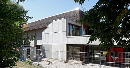Links vom Eingang an der Ostseite der Glück-Auf-Halle wird noch ein kleiner Anbau errichtet, in dem unter anderem ein Aufzug entsteht. Links vom Eingang an der Ostseite der Glück-Auf-Halle wird noch ein kleiner Anbau errichtet, in dem unter anderem ein Aufzug entsteht.
