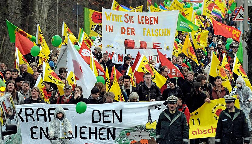 Atomkraftgegner demonstrieren 2012 in Gronau für die sofortige Abschaltung aller Atomkraftwerke in Deutschland. Foto: dpa Atomkraftgegner demonstrieren 2012 in Gronau für die sofortige Abschaltung aller Atomkraftwerke in Deutschland. Foto: dpa