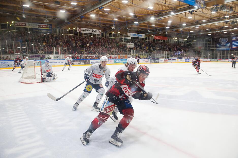 Zwar kamen die Heilbronner Falken im dritten Drittel auf 1:3 ran, aber die Memmingen Indians stellten die Drei-Tore-Führung direkt wieder her. Zwar kamen die Heilbronner Falken im dritten Drittel auf 1:3 ran, aber die Memmingen Indians stellten die Drei-Tore-Führung direkt wieder her.