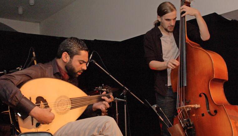 Ruhigerer Spielort: das Wachlokal im Rathaus. Haz"Art Trio vermischt westliche und orientalische Klänge zu eindringlicher Musik.