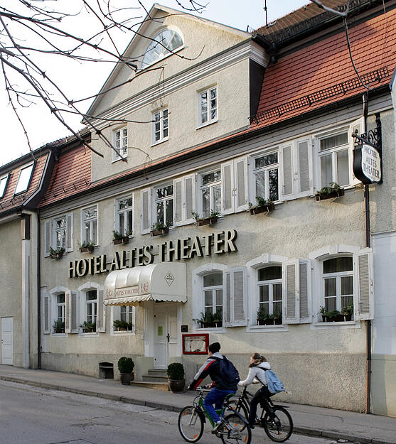 Zusammengestellt von Archiv und Dokumentation der Heilbronner Stimme -
Das Alte Theater im Heilbronner Stadtteil Sontheim ist seit 1993 Treffpunkt für Kulturfreunde. Für Liebhaber von Kleinkunst und Gastronomie ist es im denkmalgeschützten Gebäude im Heilbronner Stadtteil Sontheim ein besonderer Anziehungsort. Zusammengestellt von Archiv und Dokumentation der Heilbronner Stimme -
Das Alte Theater im Heilbronner Stadtteil Sontheim ist seit 1993 Treffpunkt für Kulturfreunde. Für Liebhaber von Kleinkunst und Gastronomie ist es im denkmalgeschützten Gebäude im Heilbronner Stadtteil Sontheim ein besonderer Anziehungsort.
