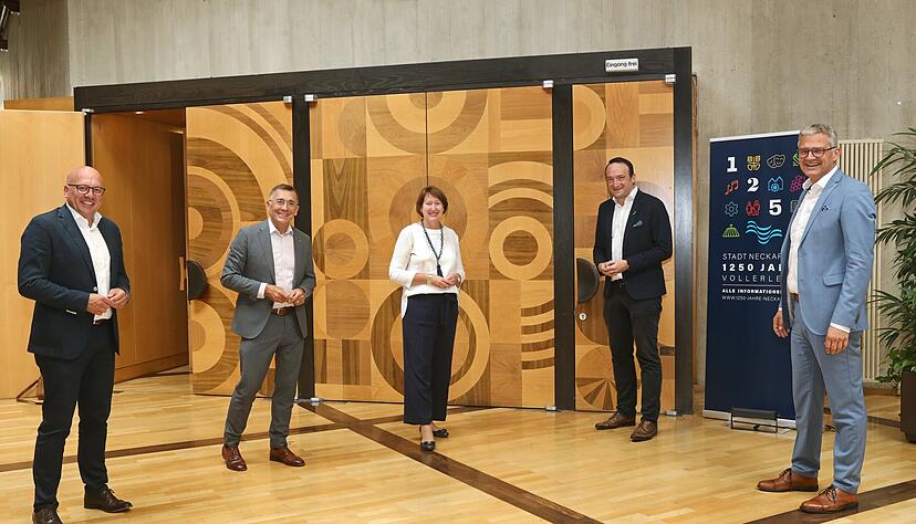 Hildegard M&uuml;ller mit drei Vertretern, die in der Region im B&uuml;ndnis f&uuml;r Transformation aktiv sind: Rudolf Luz (IG Metall, v.l.), J&ouml;rg Ernstberger (S&uuml;dwestmetall) und der Neckarsulmer Oberb&uuml;rgermeister Steffen Hertwig.
Foto: Ralf Seidel