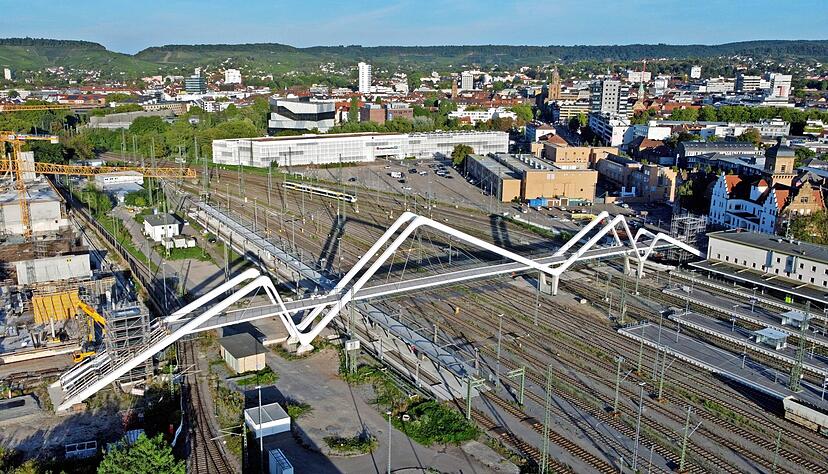 Die sogenannte Buga-Brücke verbindet den Bahnhofsvorplatz mit dem Neckarbogen. Die Fuß- und Radwegbrücke ist einst als Prestigeobjekt gestartet. Baumängel und steigende Kosten sorgten für Verdruss. Die sogenannte Buga-Brücke verbindet den Bahnhofsvorplatz mit dem Neckarbogen. Die Fuß- und Radwegbrücke ist einst als Prestigeobjekt gestartet. Baumängel und steigende Kosten sorgten für Verdruss.