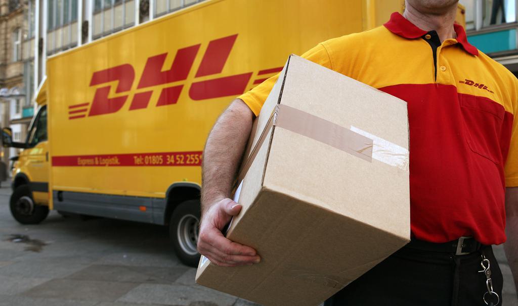 ARCHIV&nbsp;- Ein Mitarbeiter des Paketdienstleisters DHL der Deutschen Post tr&auml;gt am 12.11.2008 in K&ouml;ln ein Paket zum Kunden. Die Post-Tochter will die Empf&auml;nger von Paketen nach Informationen der &laquo;Bild&raquo;-Zeitung k&uuml;nftig vorab &uuml;ber den Liefertermin informieren.  Foto: Oliver Berg/dpa   (zu dpa Medieninfo "DHL will Pakete k&uuml;nftig zu Wunschtermin liefern" vom 03.07.2013) +++(c) dpa - Bildfunk+++