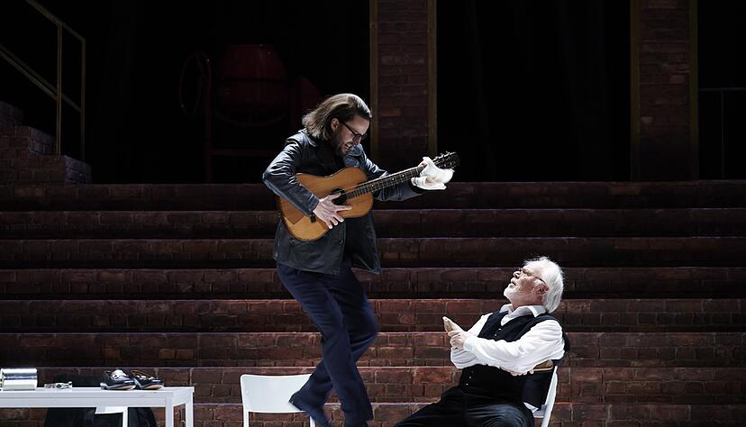 Bj&ouml;rn B&uuml;rger (links) ist Sixtus Beckmesser, Martin Gantner ist Hans Sachs in Elisabeth St&ouml;pplers unerschrockener Deutung der Wagner-Oper in Stuttgart.