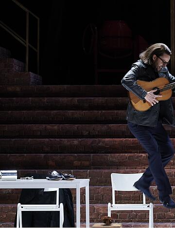 Bj&ouml;rn B&uuml;rger (links) ist Sixtus Beckmesser, Martin Gantner ist Hans Sachs in Elisabeth St&ouml;pplers unerschrockener Deutung der Wagner-Oper in Stuttgart.