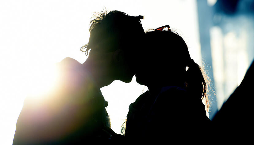 Toxische Beziehungen beginnen h&auml;ufig mit Love Bombing &ndash; die Liebe f&uuml;hlt sich &uuml;berw&auml;ltigend an und Betroffene denken, sie haben den idealen Partner gefunden.