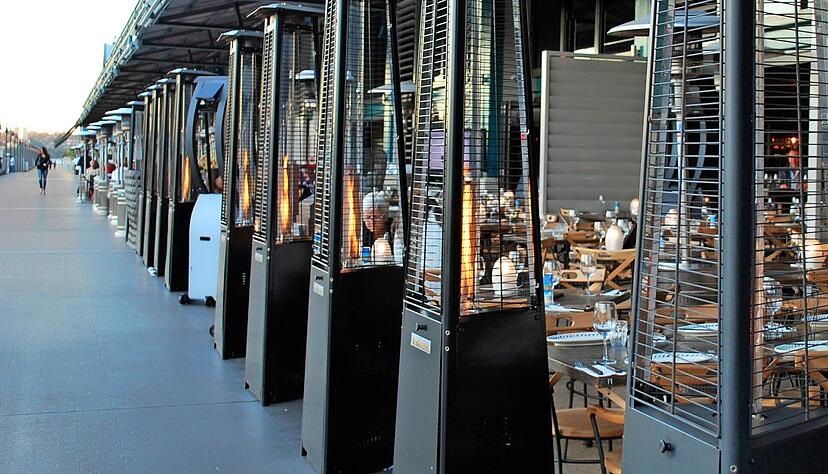 So in etwa könnte es theoretisch bald an der Heilbronner Neckarmeile aussehen. Die Stadt erlaubt es Gastronomen, ihre Terrassenwirtschaften einzuhausen und dort auch Heizpilze aufzustellen oder Heizstrahler aufzuhängen.
Foto: Catrin Haze/stock.adobe.com