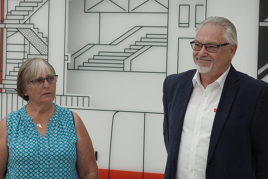 Einblicke in das Innovationszentrum Curio in Gaisbach. Besucher am Wimmelbild im Foyer