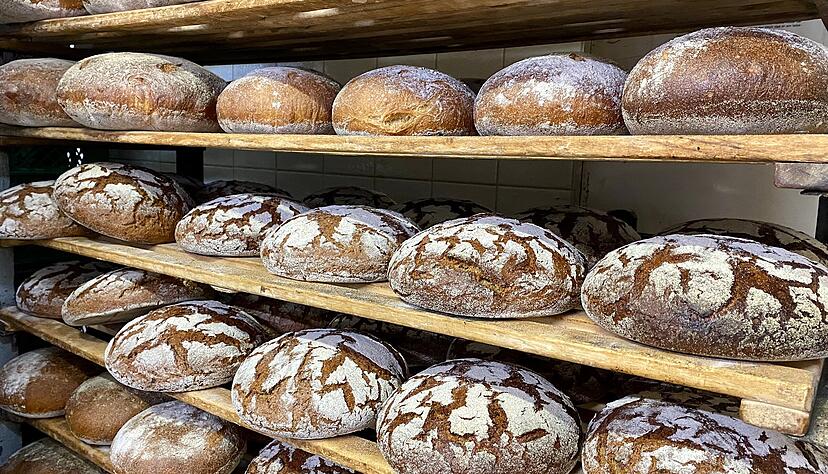 Um 3 Uhr morgens kühlen in der Bäckerei "Die Brotschmiede" die ersten Brotlaibe bereits aus. Um 3 Uhr morgens kühlen in der Bäckerei "Die Brotschmiede" die ersten Brotlaibe bereits aus.