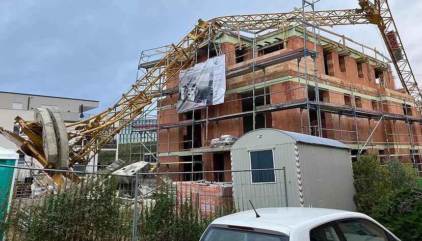 Ein Kran ist am Montagnachmittag auf den Rohbau eines Mehrfamilienhauses in Kochendorf gestürzt.