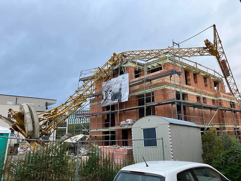 Ein Kran ist am Montagnachmittag auf den Rohbau eines Mehrfamilienhauses in Kochendorf gestürzt.