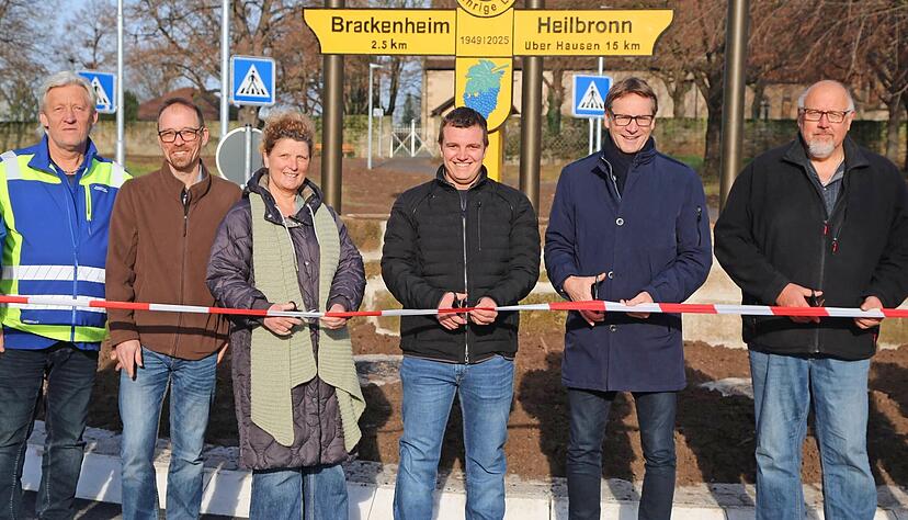 Gemeinsam mit Projektverantwortlichen und B&uuml;rgern gab B&uuml;rgermeister Thomas Csaszar (2. v. r.) die Stra&szlig;e symbolisch frei.