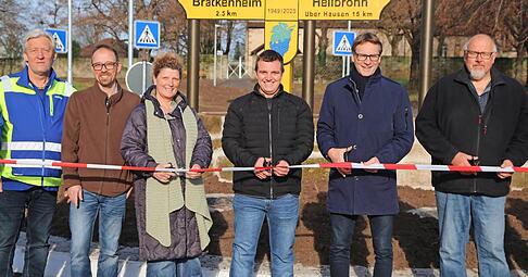 Gemeinsam mit Projektverantwortlichen und B&uuml;rgern gab B&uuml;rgermeister Thomas Csaszar (2. v. r.) die Stra&szlig;e symbolisch frei.