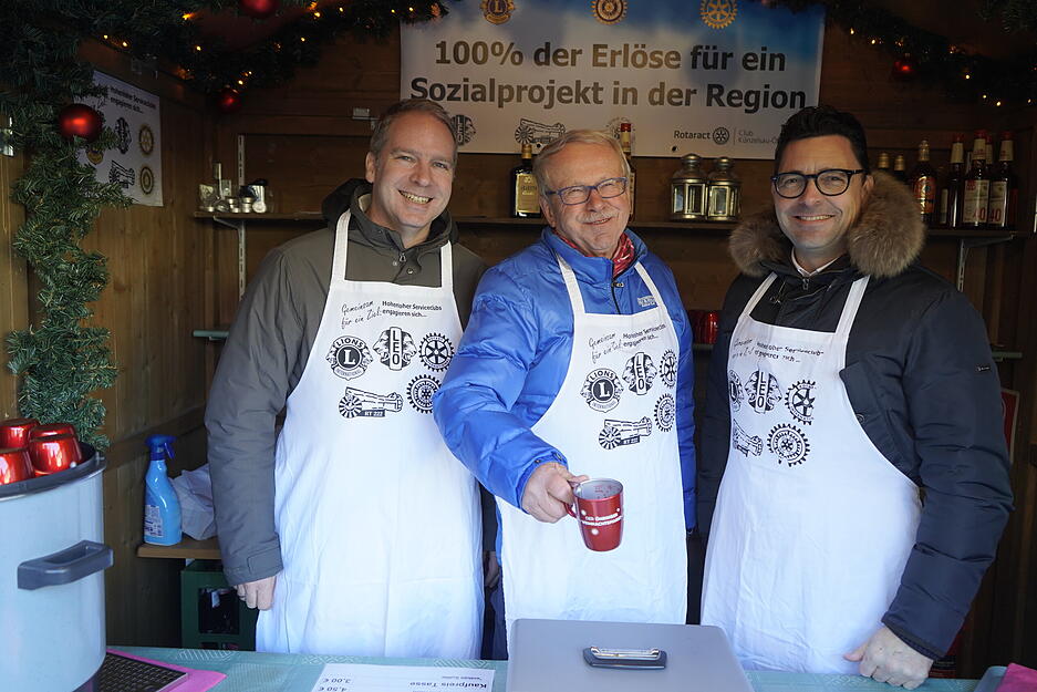 "Winter-Wunder-Weihnachtsglanz" ist das Motto des Öhringer Weihnachtsmarktes. Vom ersten bis zum dritten Adventswochenende erwarten die zahlreichen Besucher liebevolle Geschenkideen und viele Köstlichkeiten vor Ort. "Winter-Wunder-Weihnachtsglanz" ist das Motto des Öhringer Weihnachtsmarktes. Vom ersten bis zum dritten Adventswochenende erwarten die zahlreichen Besucher liebevolle Geschenkideen und viele Köstlichkeiten vor Ort.