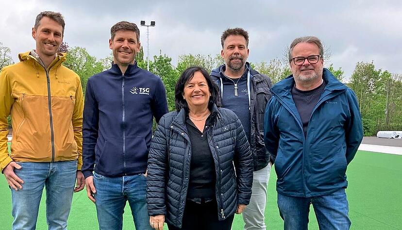 Allesamt am Gro&szlig;projekt zweiter Kunstrasenplatz beteiligt (von links): Planer Philipp Rothmund, TSG-Gesch&auml;ftsf&uuml;hrer Marcel Hetzer sowie vom Hockeyclub der TSG Daniela Bamberg, Arjan Strating und Uwe Sch&ouml;neck.