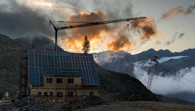 Richtfest: Über 90 Jahre lang stand hier eine Ruine, jetzt erhebt sich die Alte Heilbronner Hütte wieder vor Südtiroler Bergkulisse.
