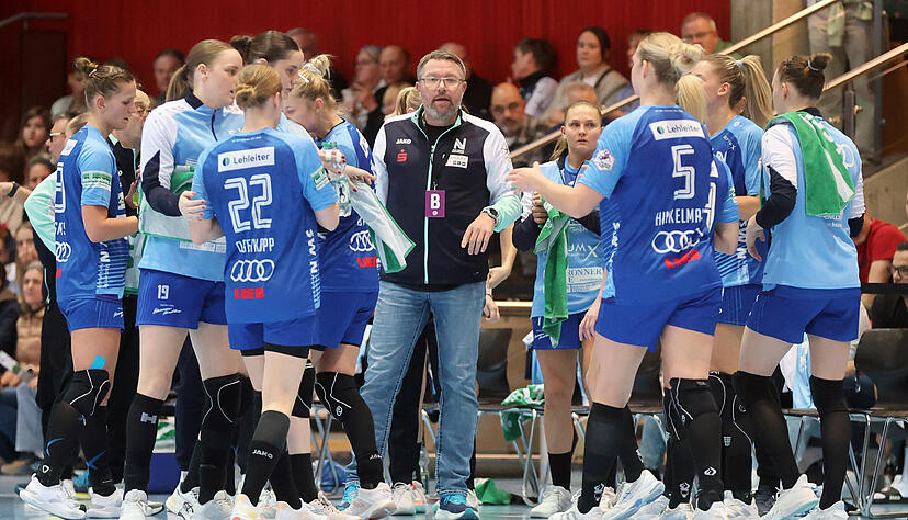 Mit gemischten Gef&uuml;hlen verlie&szlig; Thomas Zeitz (Mitte) am Samstagabend die Paul-Horn-Arena. Gutes und Schlechtes hatten sich bei seiner Mannschaft im Spiel gegen die TuS Metzingen die Klinke in die Hand gegeben.