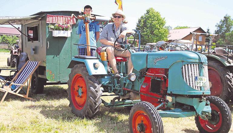 Peter Trunzer kam auf seinem G&uuml;ldner-Schlepper mit gem&uuml;tlichem Wohnanh&auml;nger aus Bad Rappenau zum Bockschafter Schleppertreff.
Foto: Gabriele Schneider