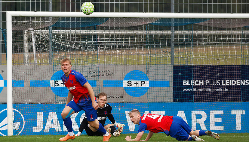Der FSV Hollenbach mächtig unter Druck: Torhüter Nico Purtscher (Mitte) konnte als bester Hollenbacher die Niederlage im Hegau nicht verhindern.