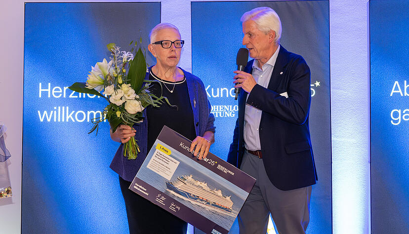 Den Hauptgewinn, fünf Tage auf Mein Schiff Relax, überreicht Chefredakteur Uwe Ralf Heer an Angela Messerschmidt.