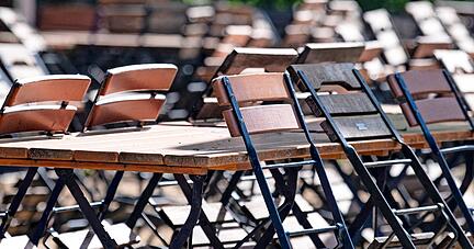 Das Hotel- und Gaststättengewerbe hat weiter zu kämpfen, doch die negative Stimmung hat auch in anderen Branchen um sich gegriffen.
Foto: dpa Das Hotel- und Gaststättengewerbe hat weiter zu kämpfen, doch die negative Stimmung hat auch in anderen Branchen um sich gegriffen.
Foto: dpa