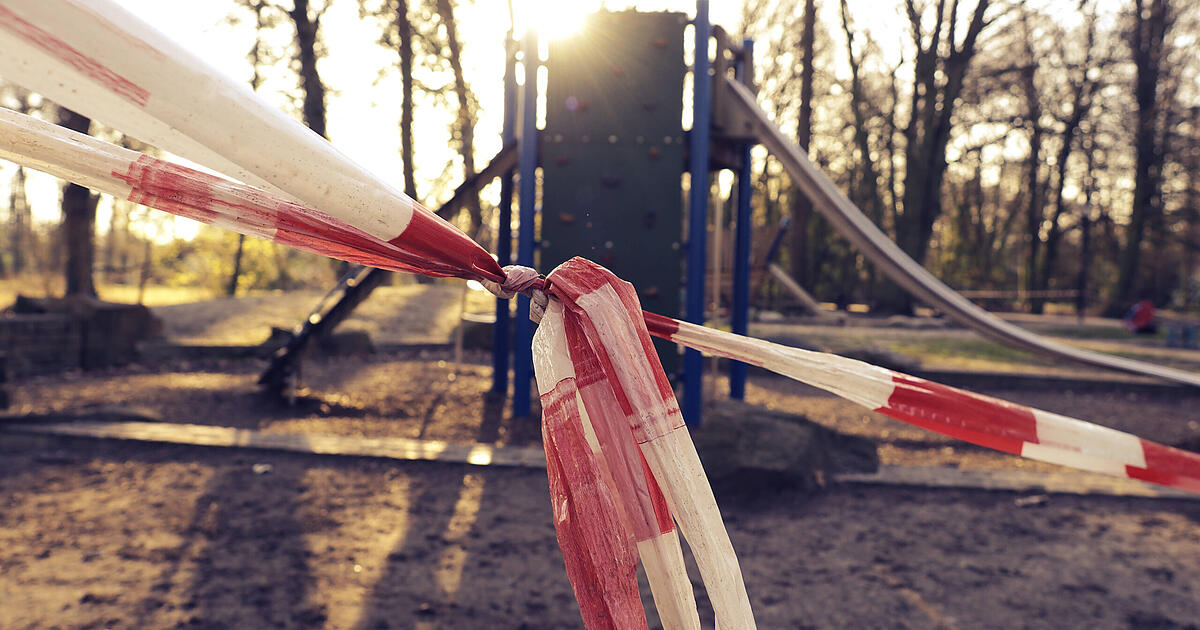 Versuchter Totschlag auf Spielplatz? Frau verletzt vier Teenager im Kreis ...
