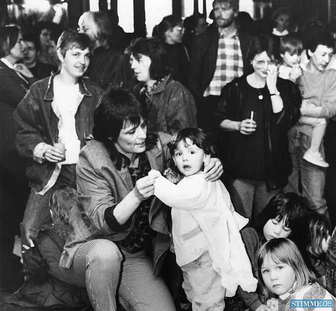 Sektfrühstück im Theaterfoyer bei der ersten Heilbronner Frauenwoche im März 1989.