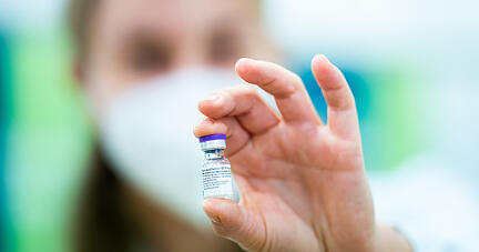 Eine medizinische Mitarbeiterin hält bei einem Medientermin im Kaiser-Franz-Josef-Spital eine Impfstoffdose mit dem Corona-Impfstoff von Pfizer-Biontech in der Hand. In Österreich hat die großangelegte Impfkampagne gegen das Coronavirus begonnen. Eine medizinische Mitarbeiterin hält bei einem Medientermin im Kaiser-Franz-Josef-Spital eine Impfstoffdose mit dem Corona-Impfstoff von Pfizer-Biontech in der Hand. In Österreich hat die großangelegte Impfkampagne gegen das Coronavirus begonnen.