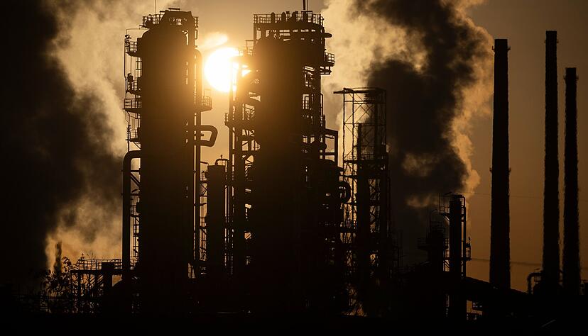 Kolonnen und Schornsteine der Mineral&ouml;lraffinerie Oberrhein: Wie werden sich die Preise entwickeln?